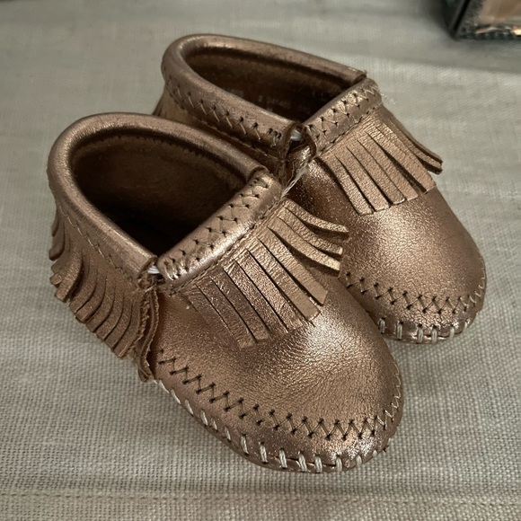 Rose gold Minnetonka moccasins - Picture 1 of 2